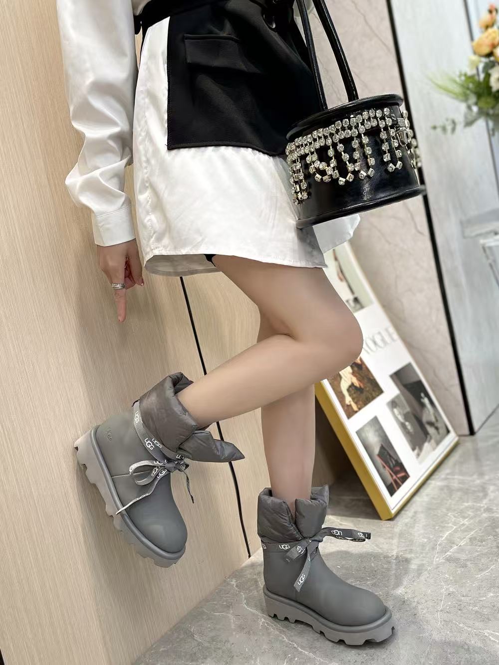 Thick-soled snow boots