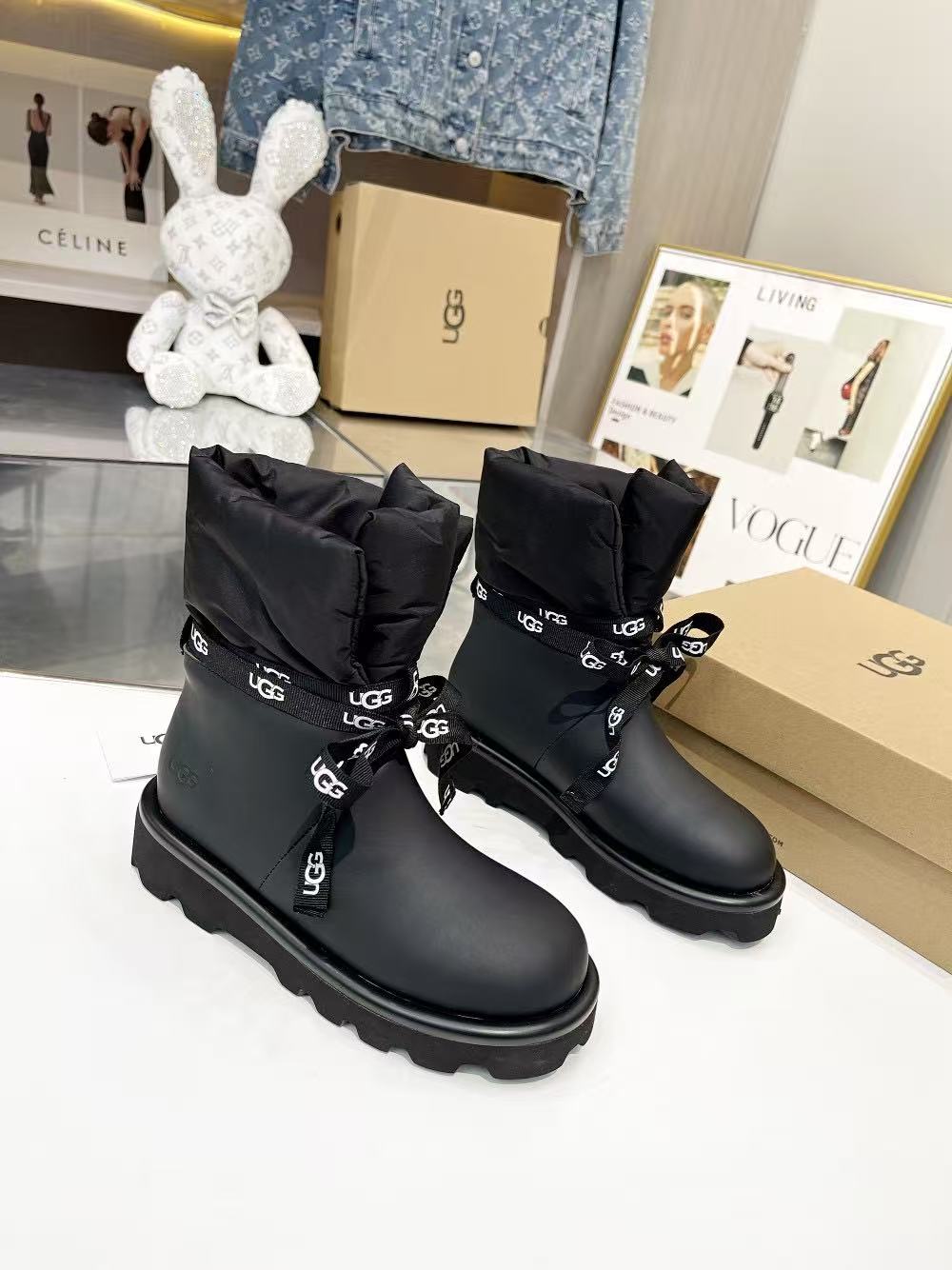 Thick-soled snow boots