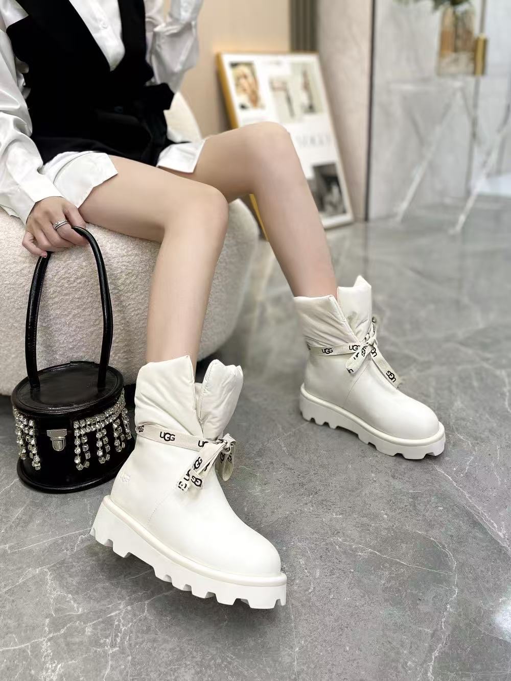 Thick-soled snow boots