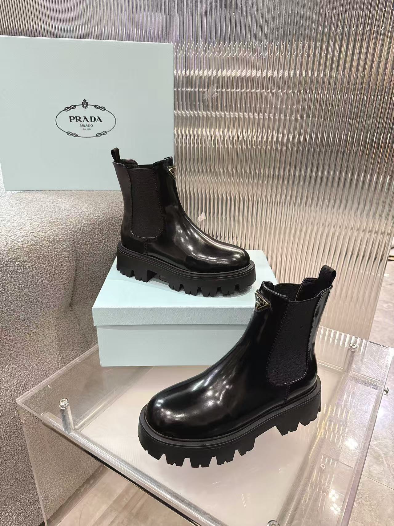 Platform Chelsea boots