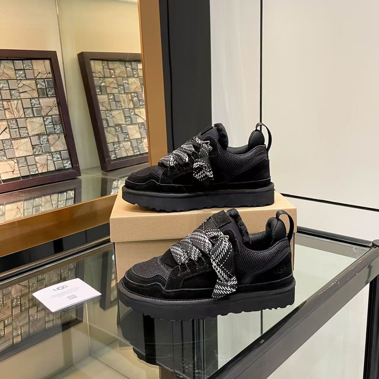 Thick-soled casual sneakers