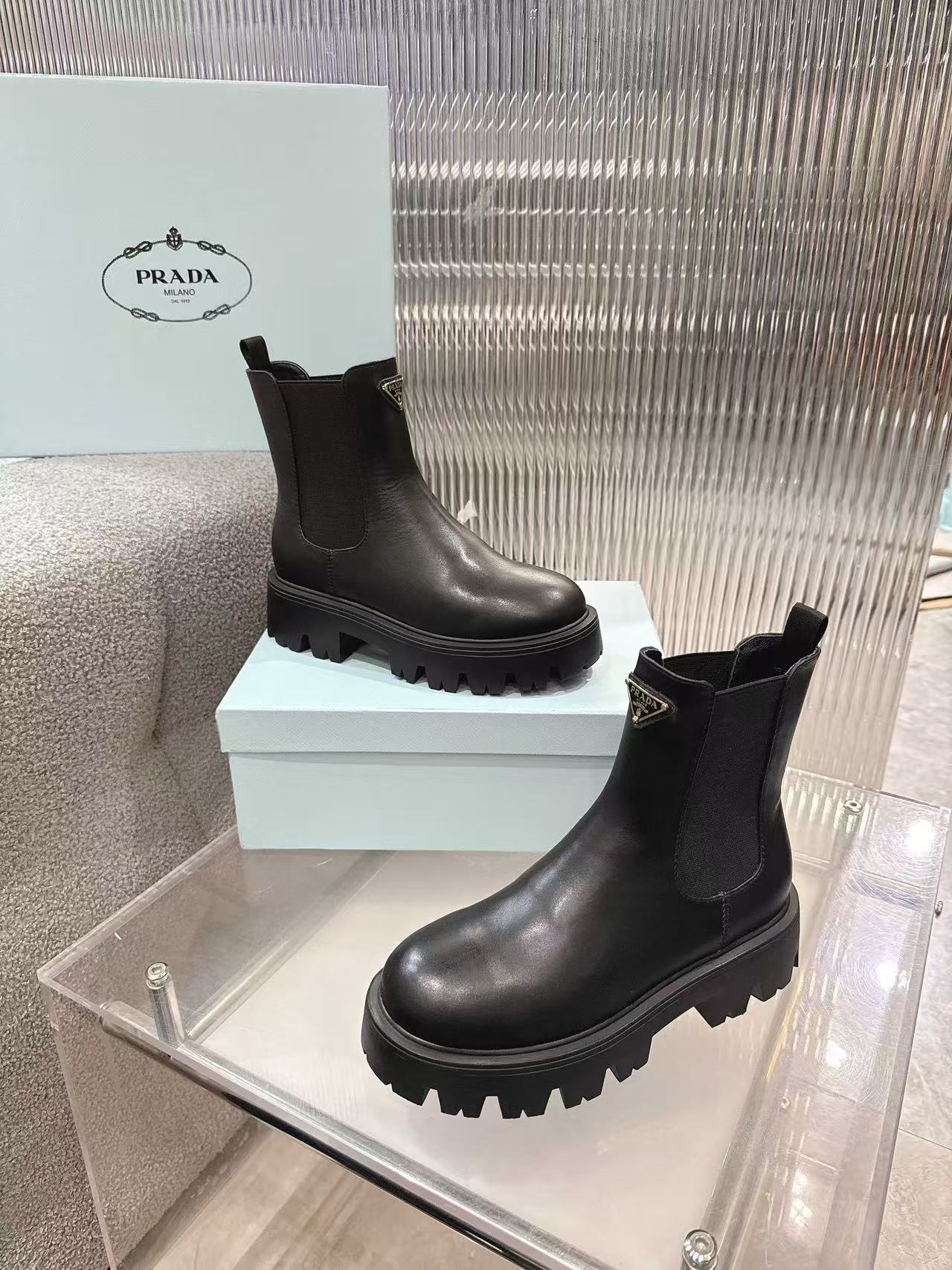 Matte platform Chelsea boots