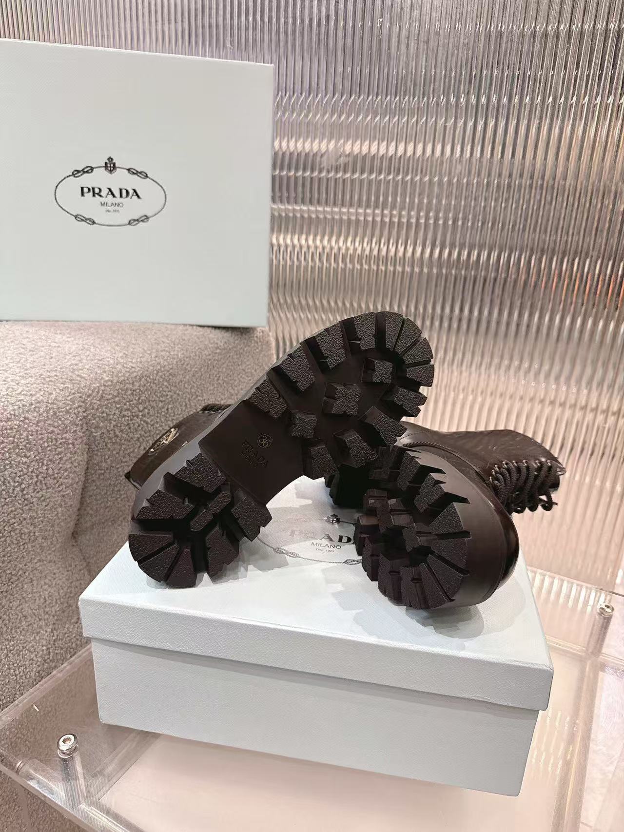 Matte platform Chelsea boots