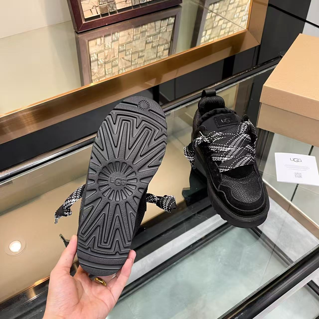 Thick-soled casual sneakers