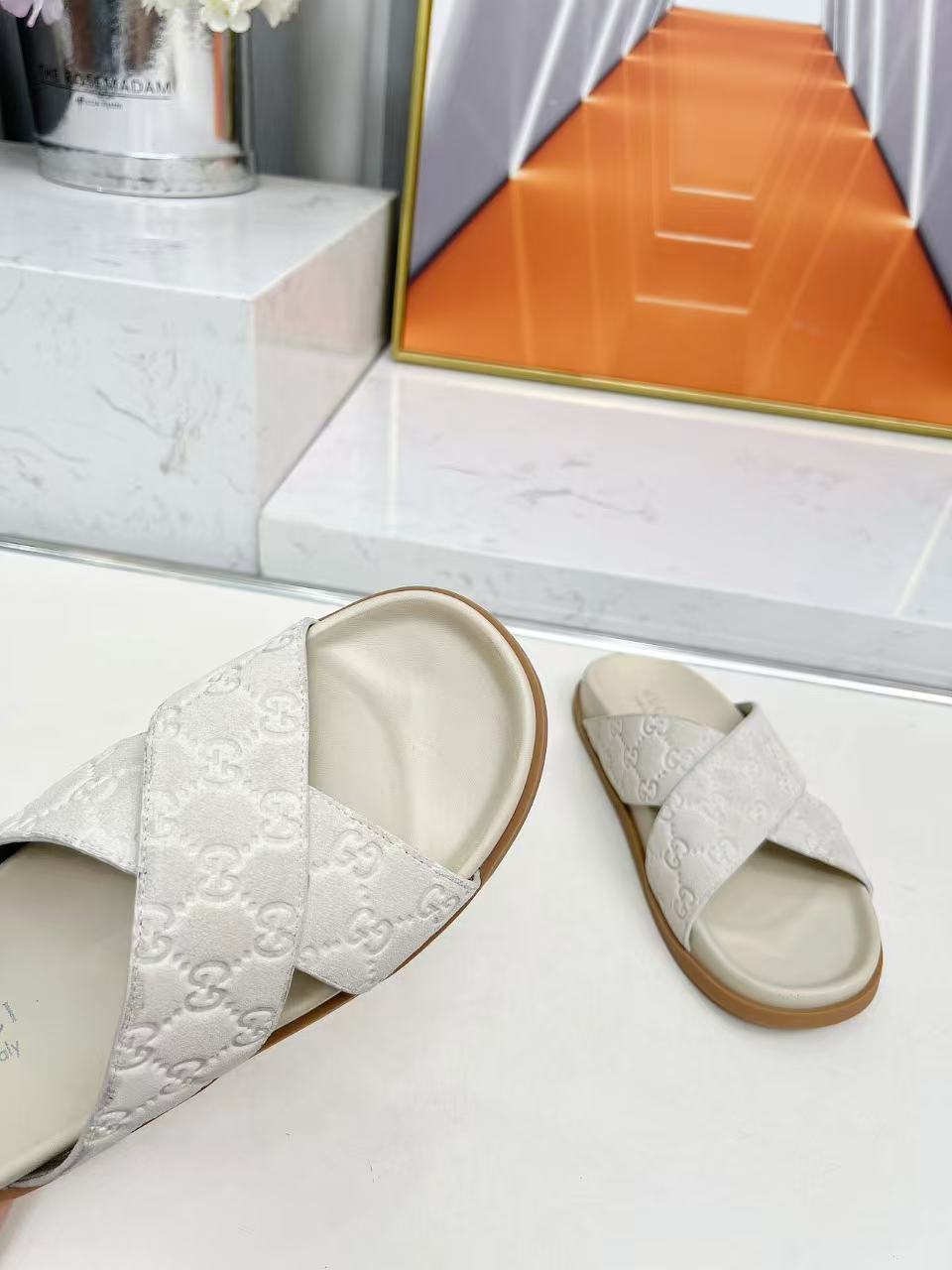 Cross-strap flat slippers