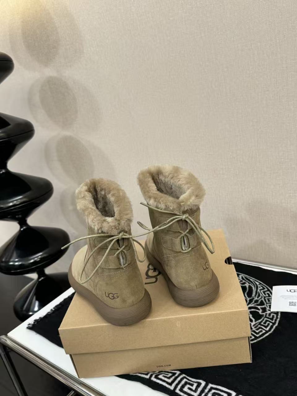 Women's winter bootse