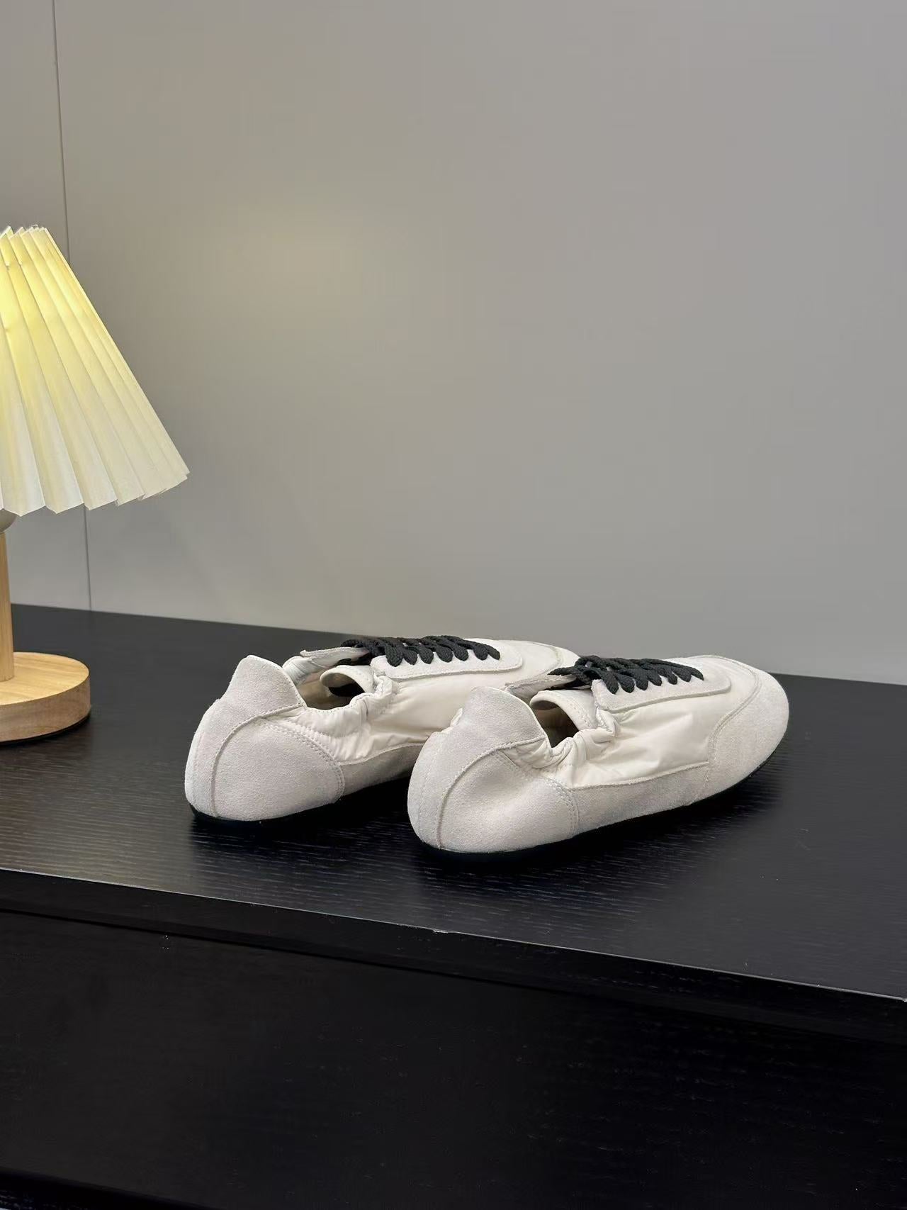 Lace-up casual sneakers