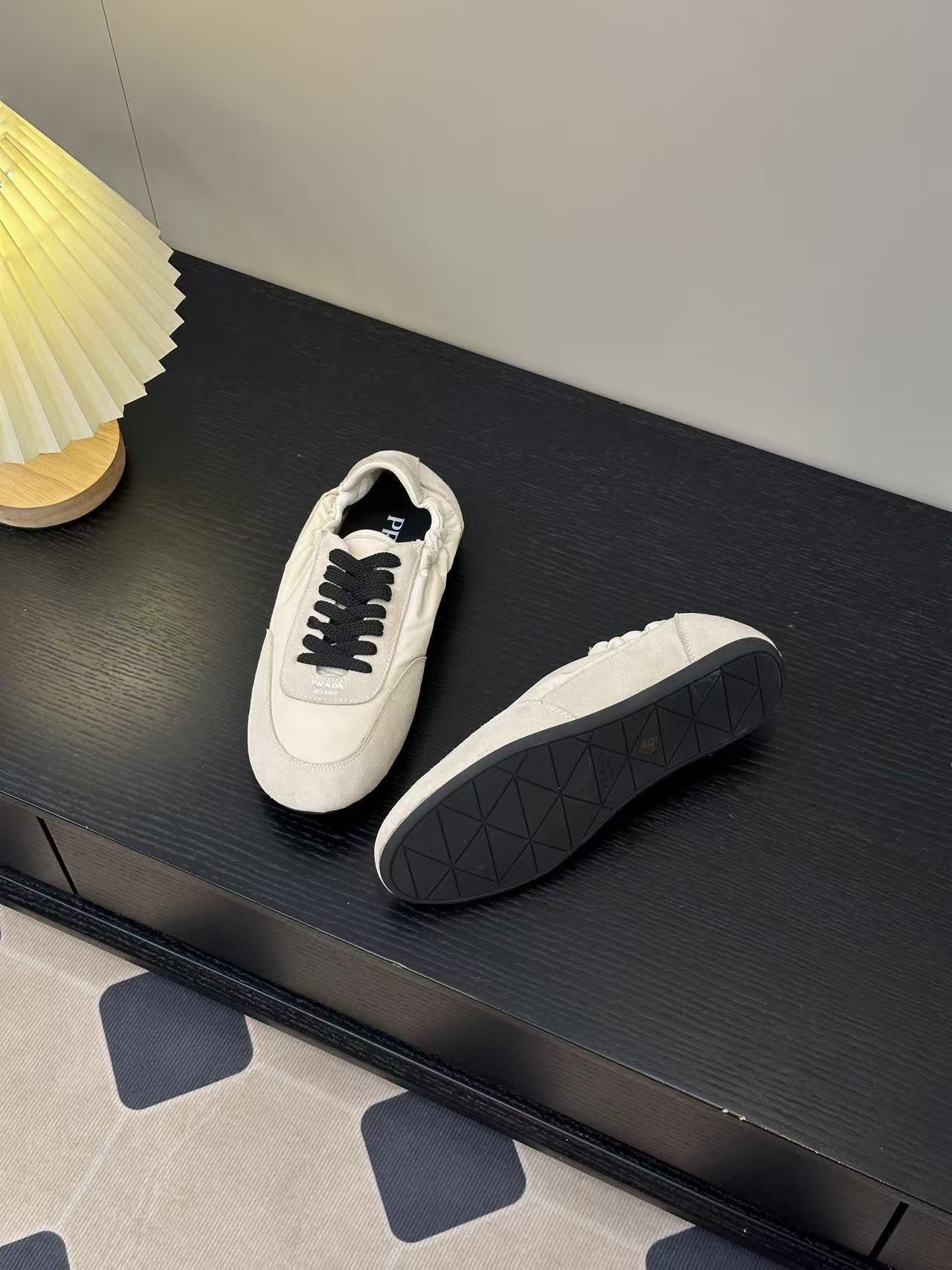 Lace-up casual sneakers