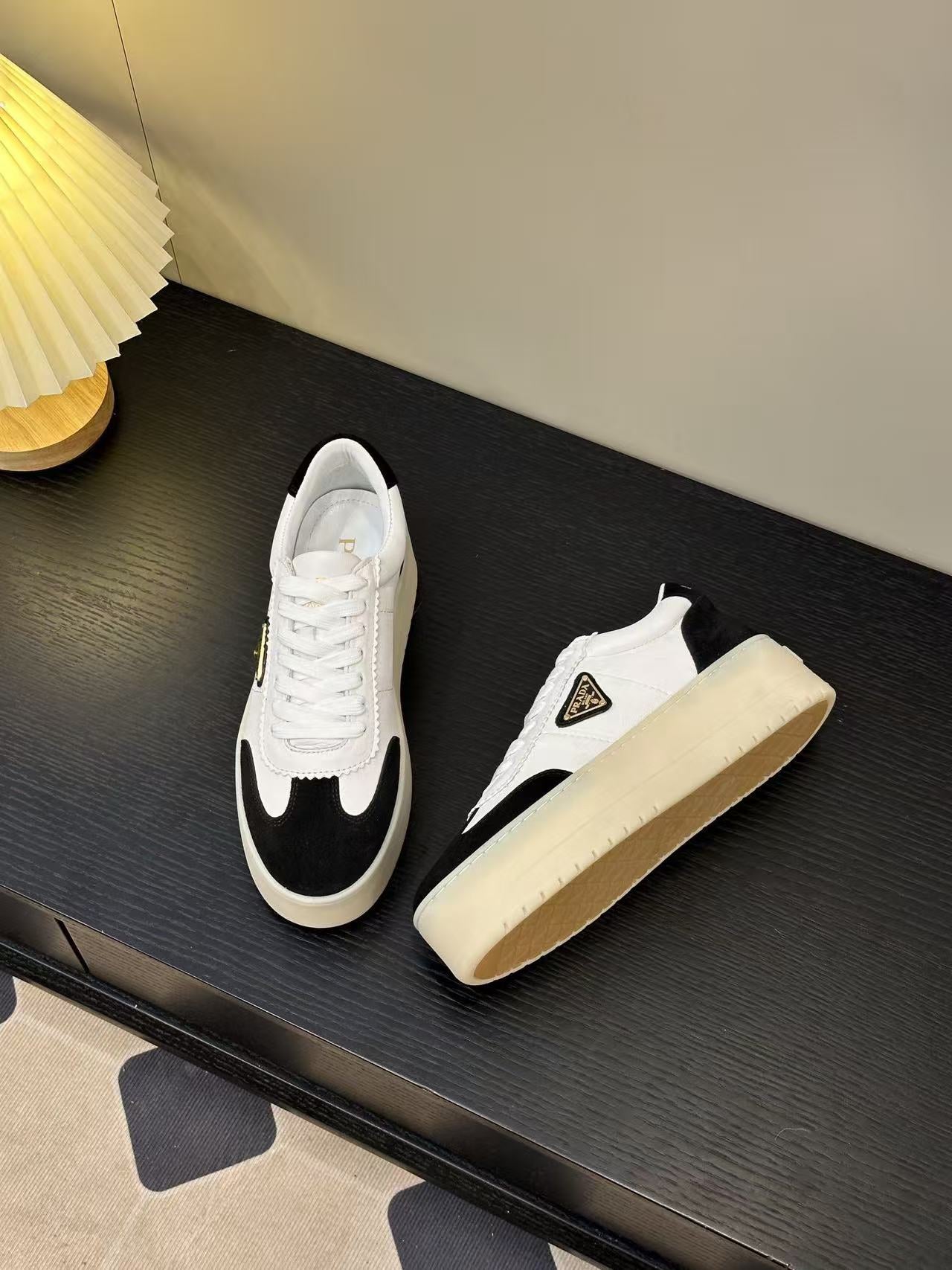 Thick-soled casual sneakers