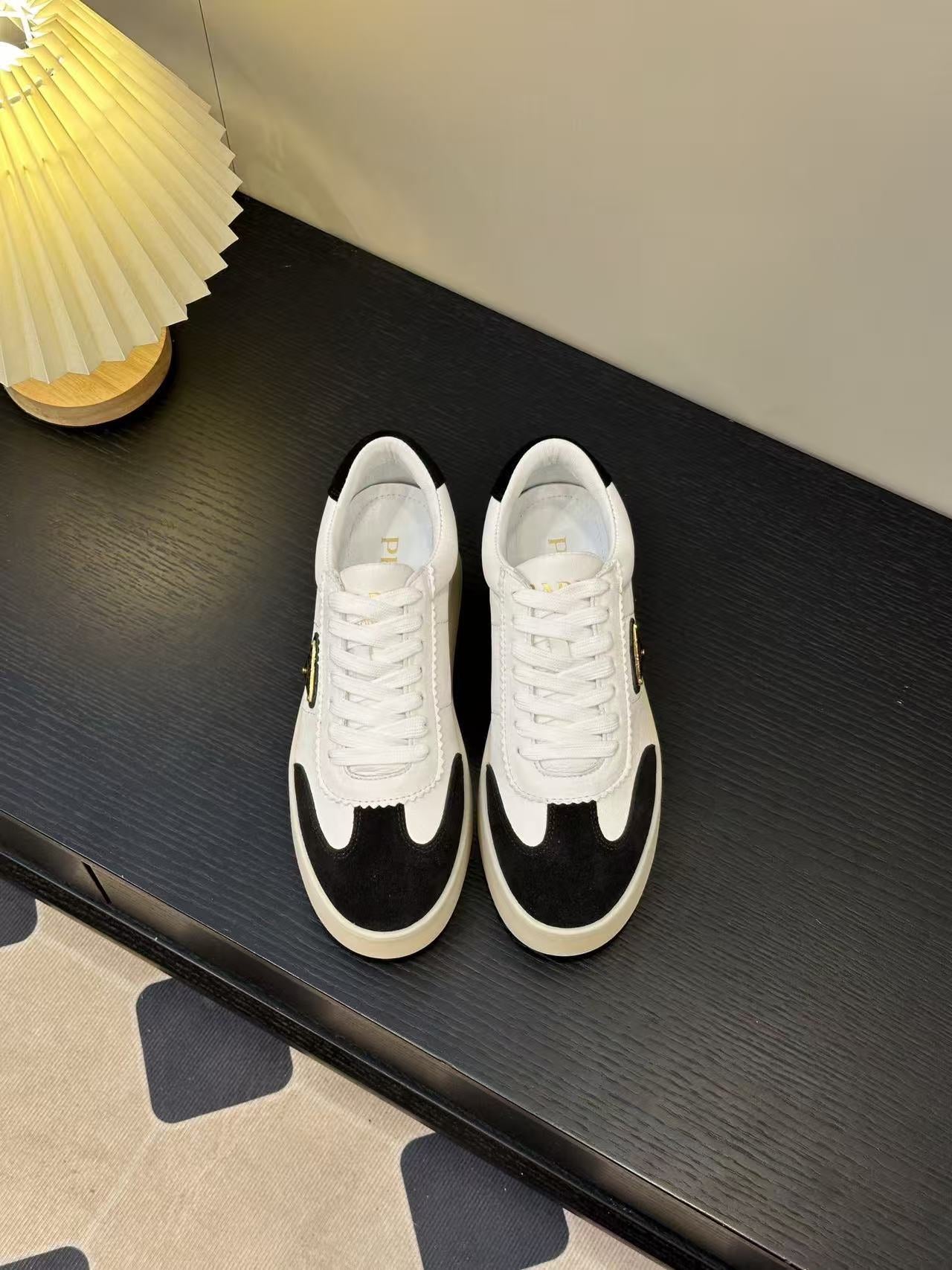 Thick-soled casual sneakers