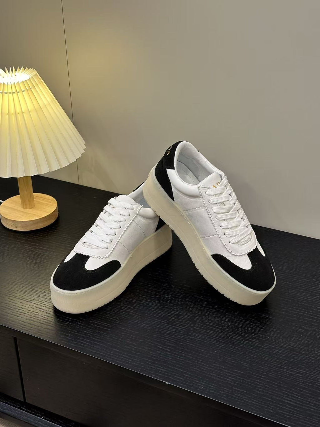 Thick-soled casual sneakers