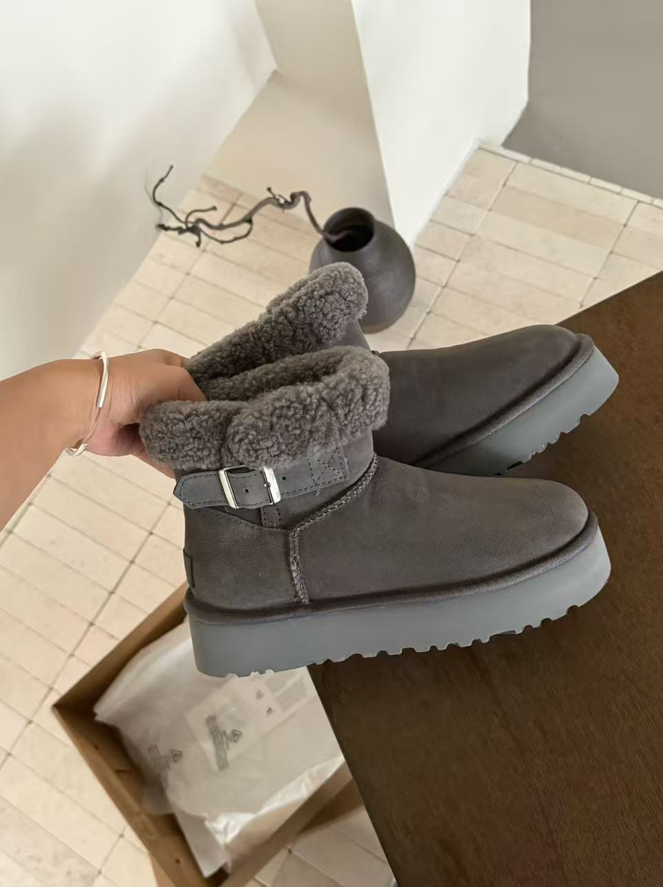Thick-soled snow boots