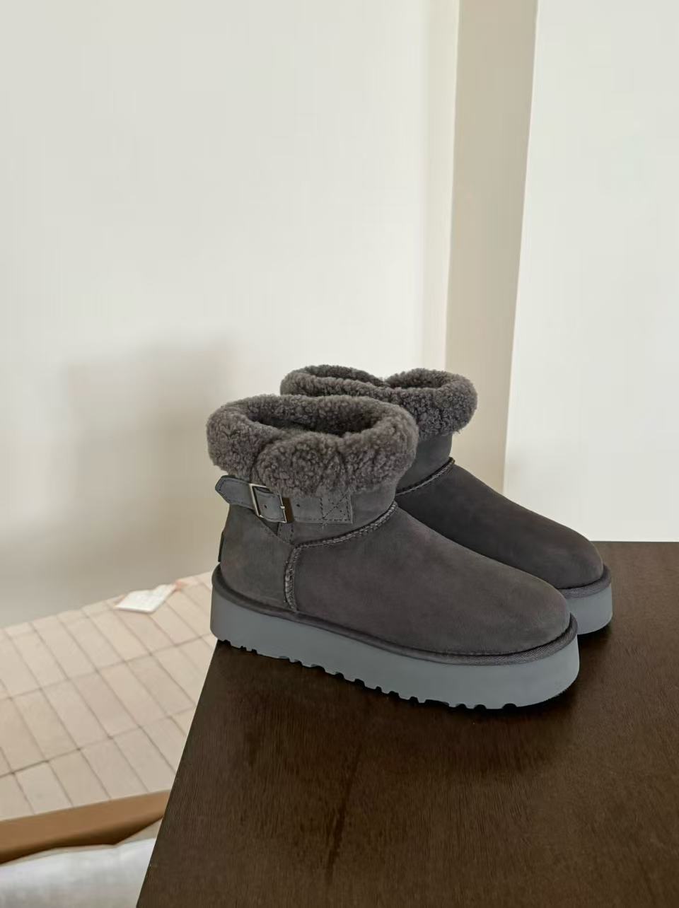 Thick-soled snow boots