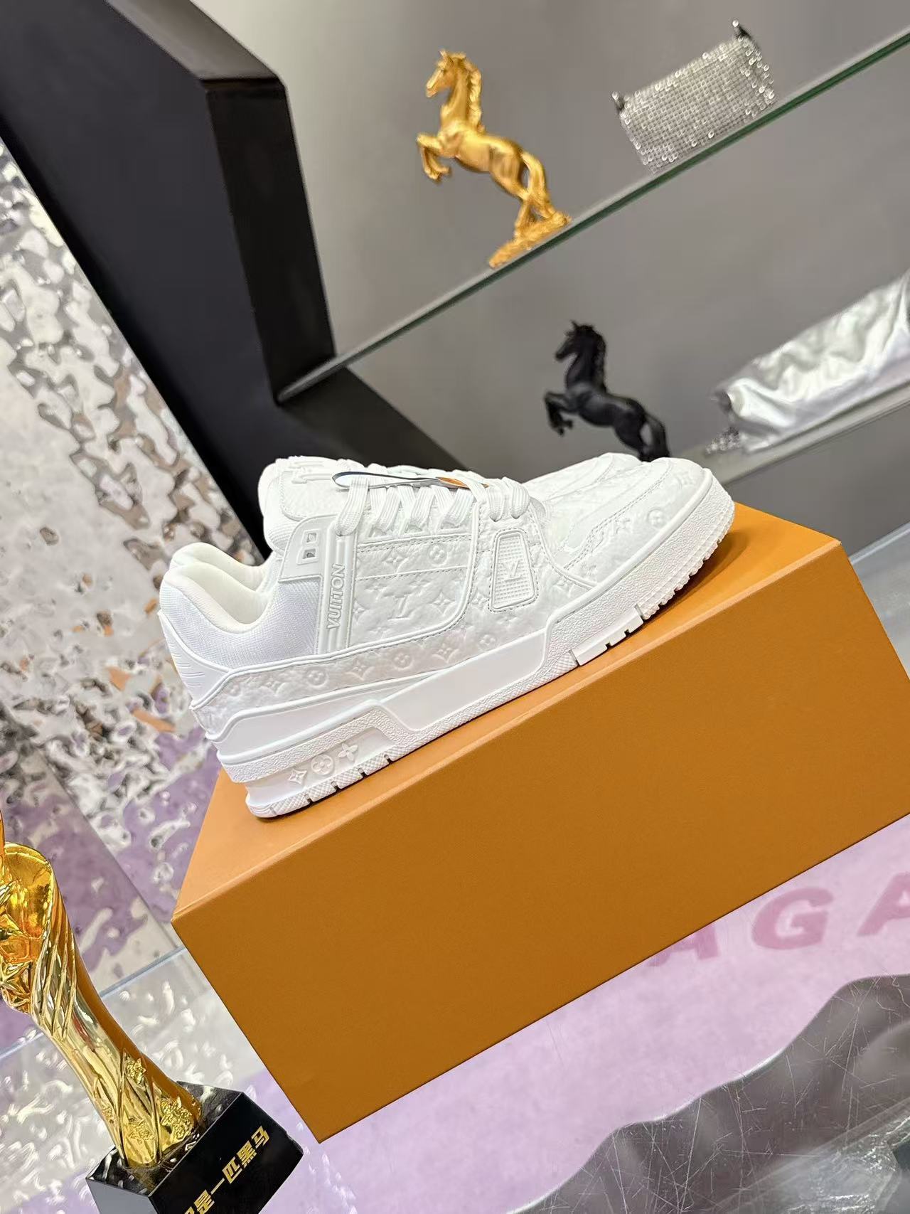 Old flower embossed casual sneakers