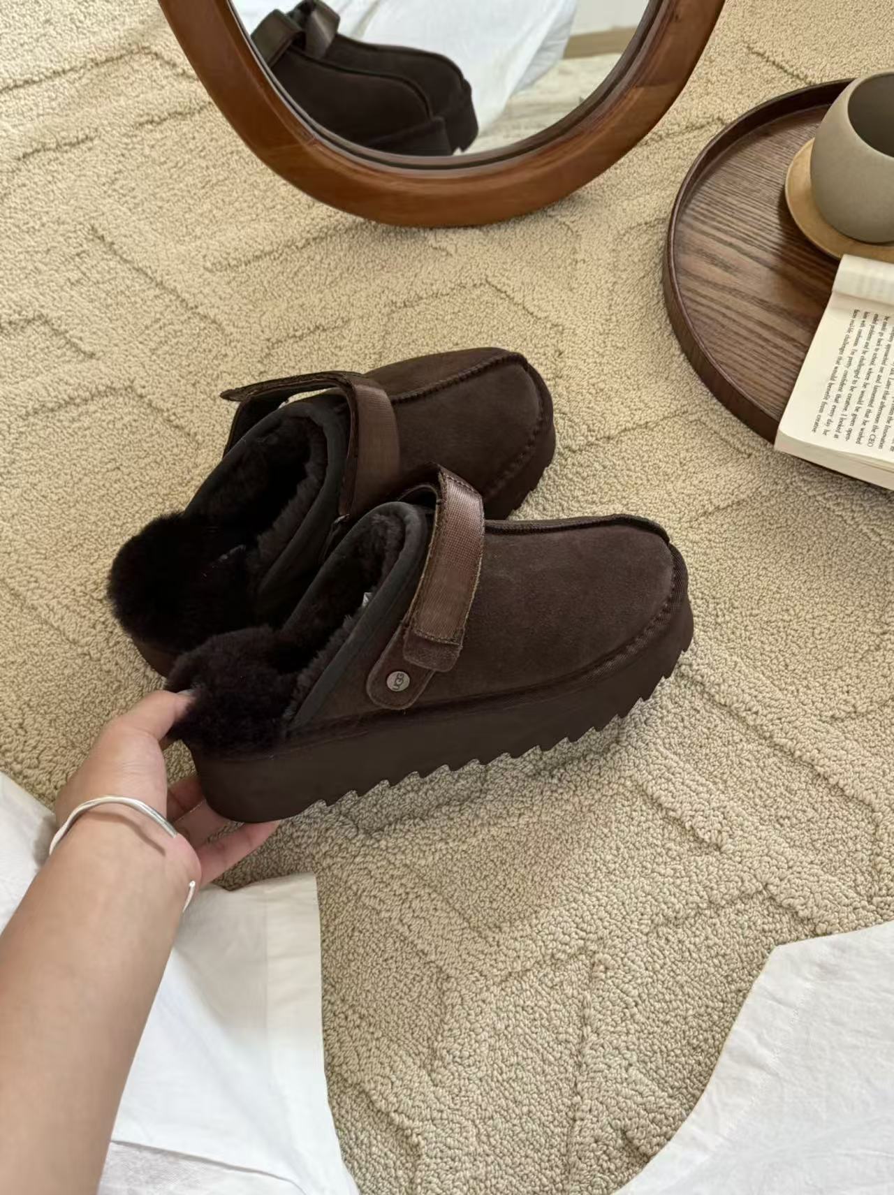 Thick-soled buckled plush slippers