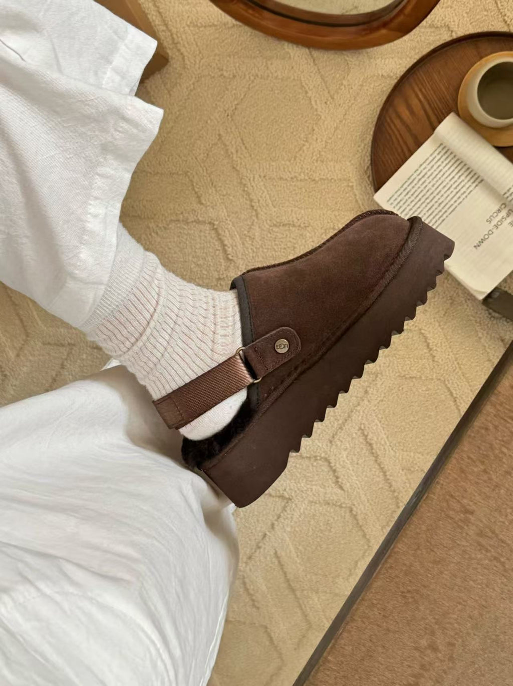 Thick-soled buckled plush slippers