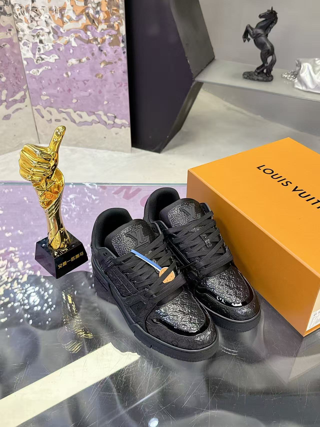 Old flower embossed casual sneakers