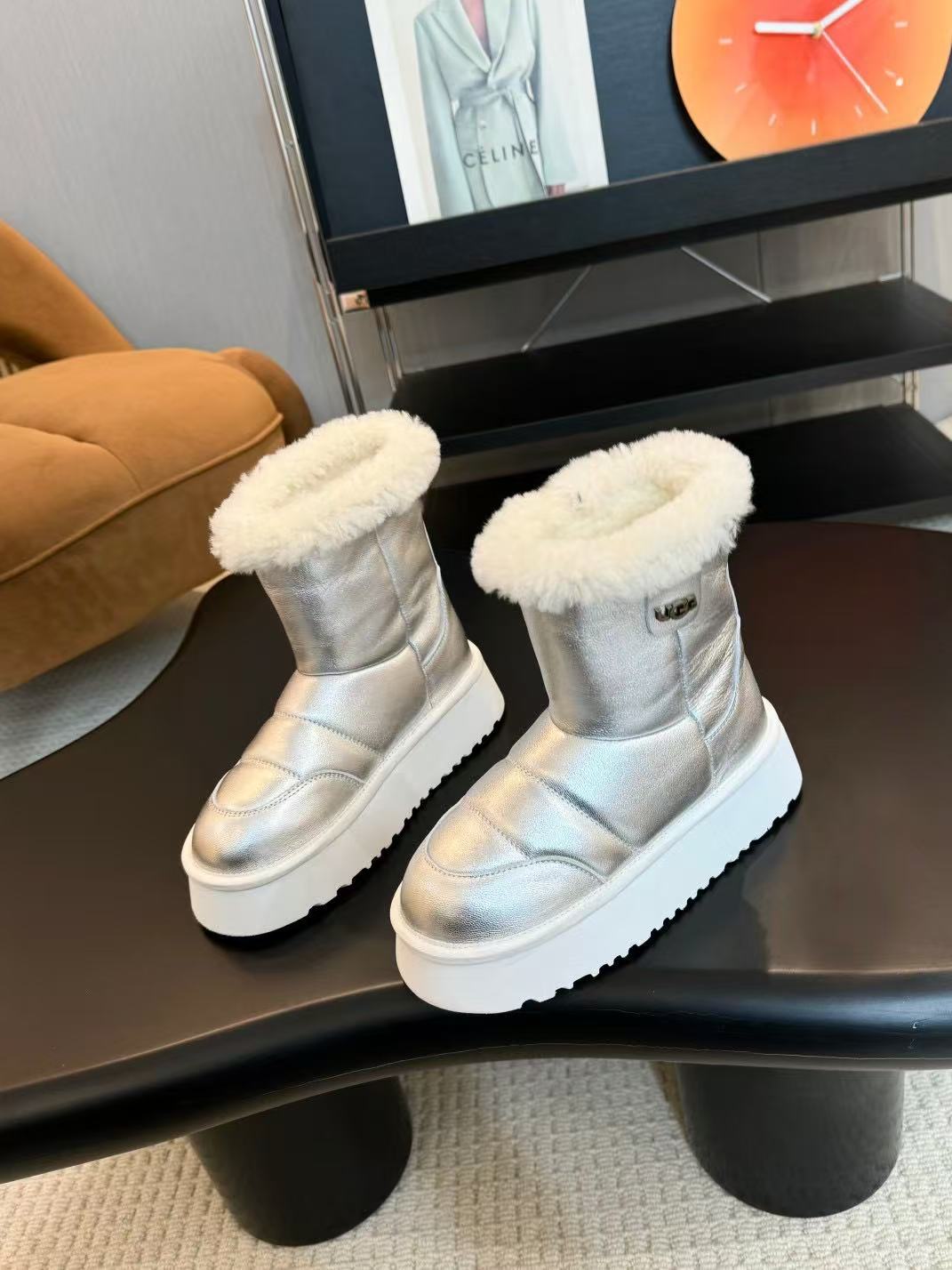 Thick-soled snow boots