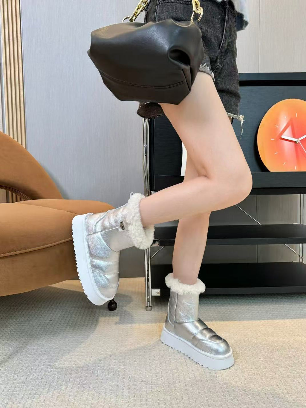 Thick-soled snow boots