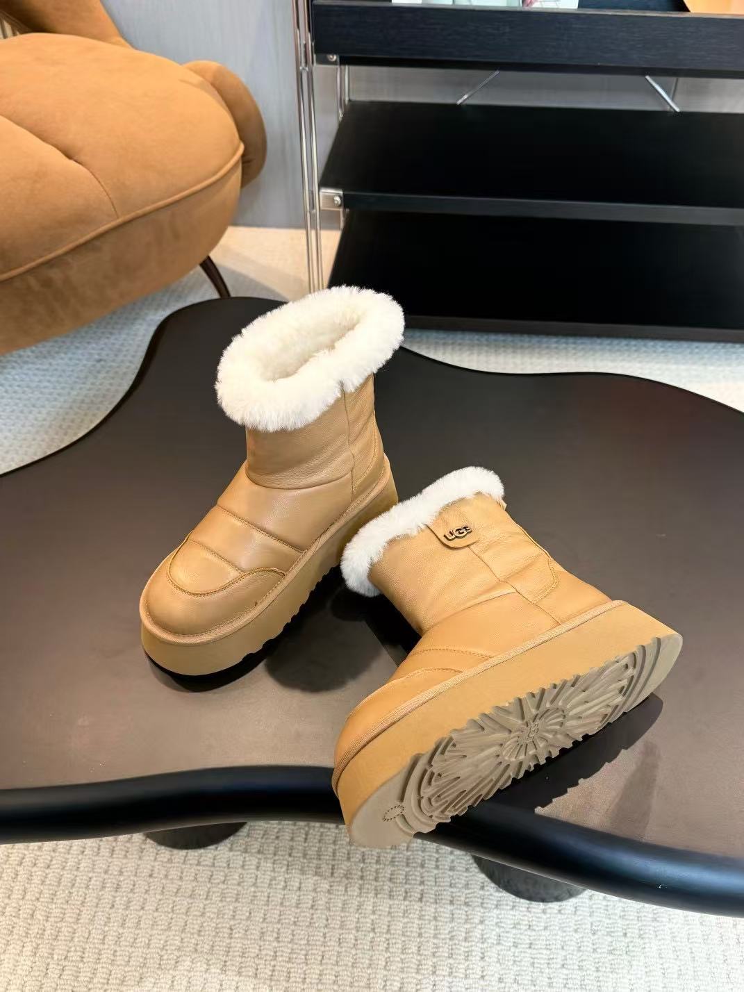 Thick-soled snow boots