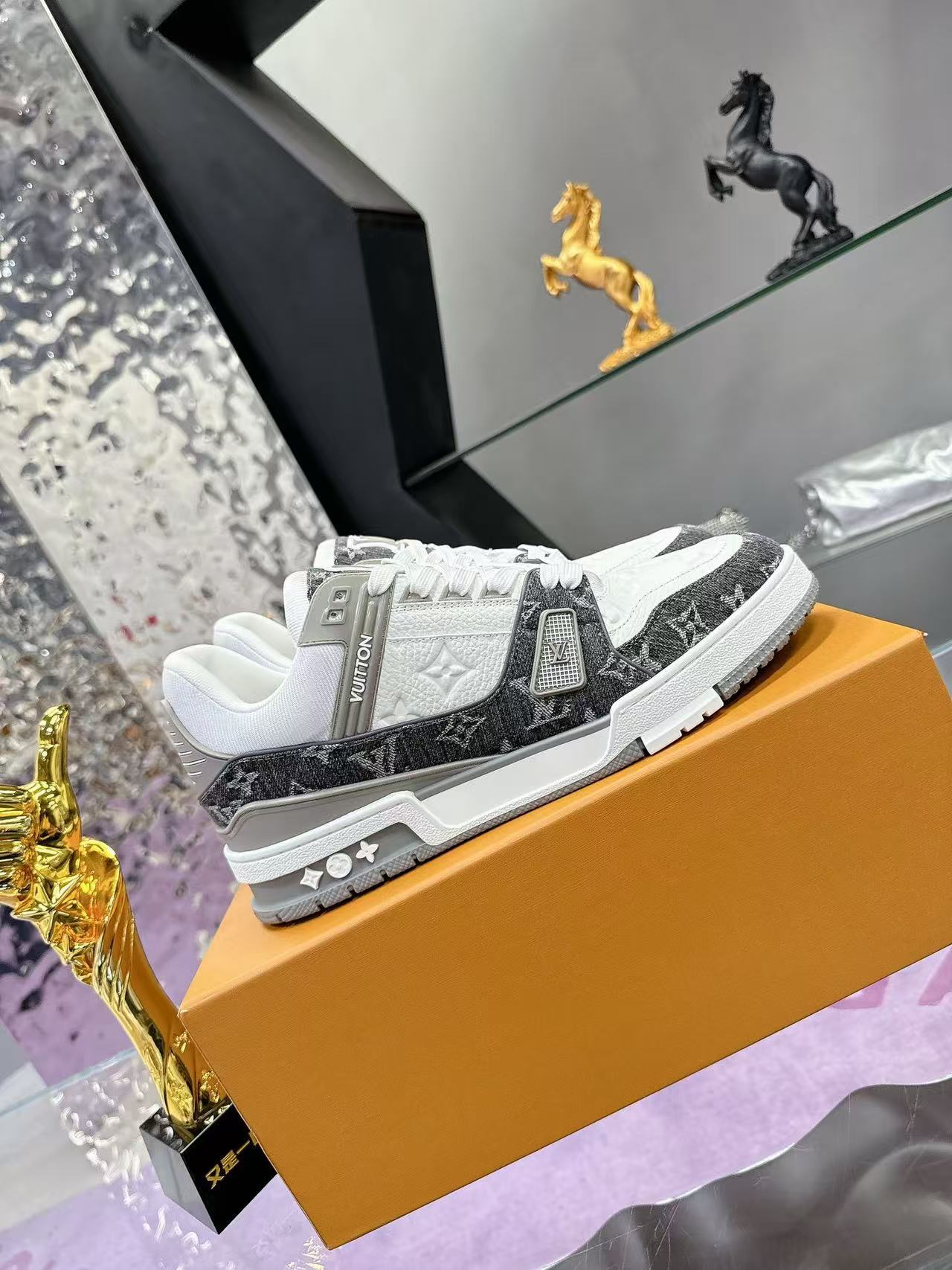 Old flower color matching casual sneakers