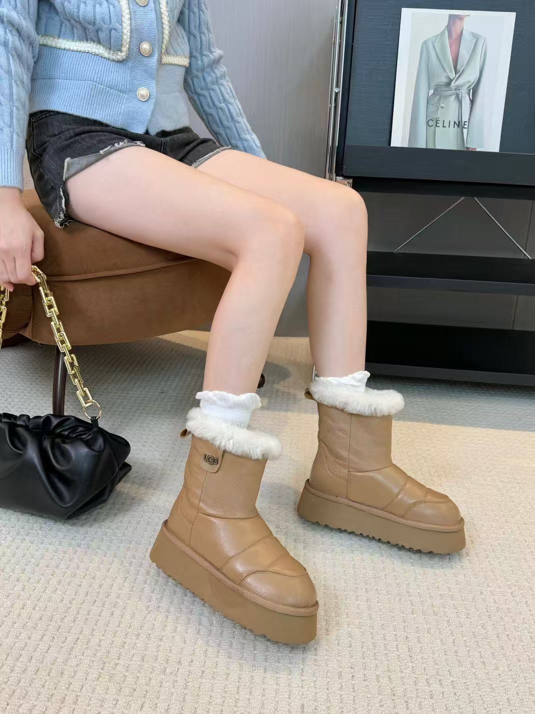 Thick-soled snow boots